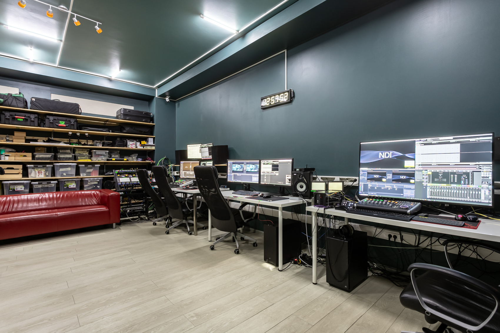 Фотография интерьера аппаратной Royal Flush Studio